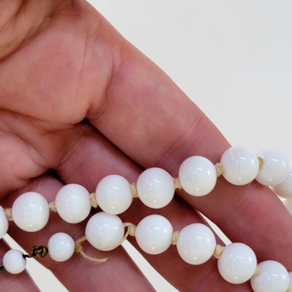 Vintage White Beaded Necklace Classic Round Beads with Brass Clasp Retro Jewelry - Picture 9 of 10